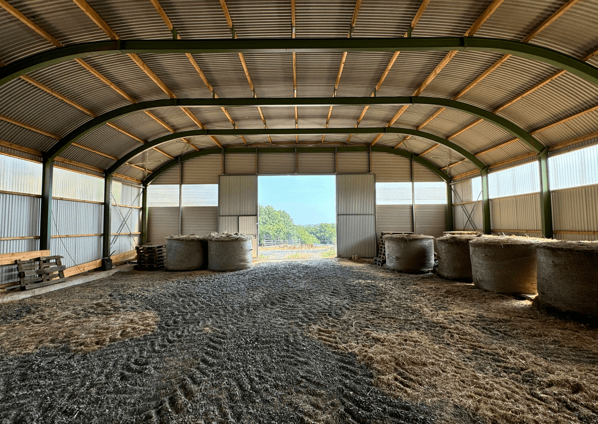 3040 - V15 - Im Inneren eines landwirtschaftlichen Lagerhalle für Heuballen