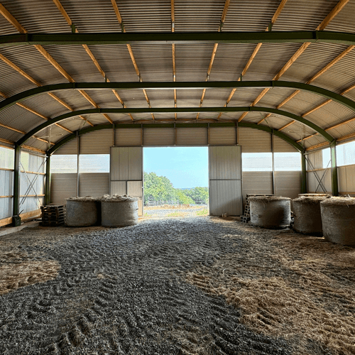 3040 - V15 - Im Inneren eines landwirtschaftlichen Lagerhalle für Heuballen