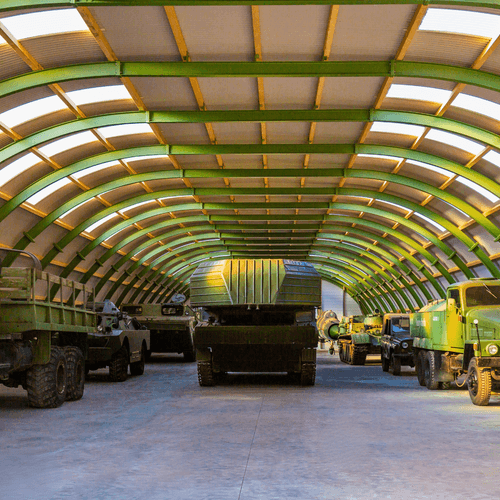 3041 - R15 - Opslagloods voor oude legervoertuigen