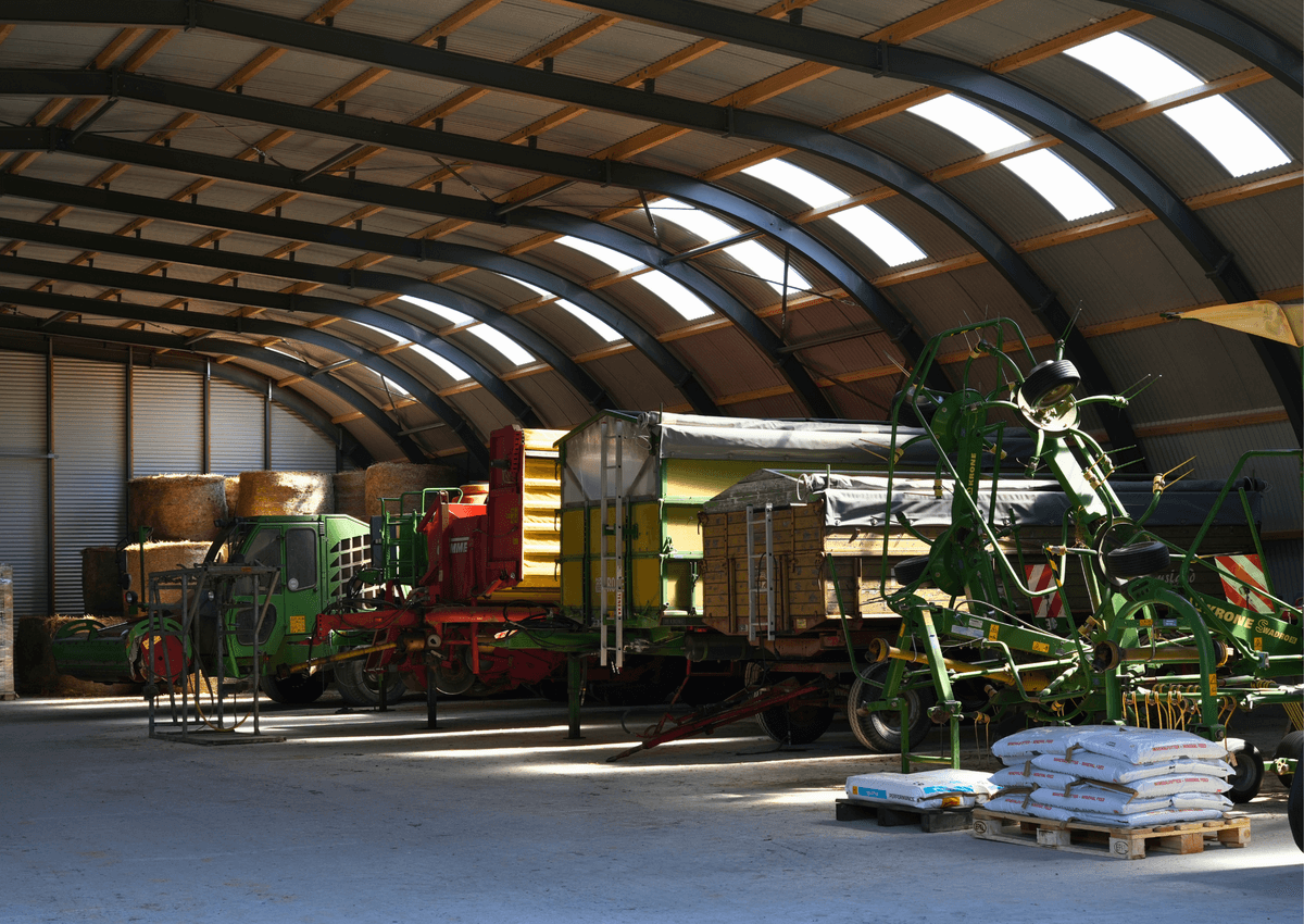 3042 - R21 - Landbouwvoertuigen in een Romneyloods