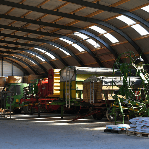 3042 - R21 - Landbouwvoertuigen in een Romneyloods