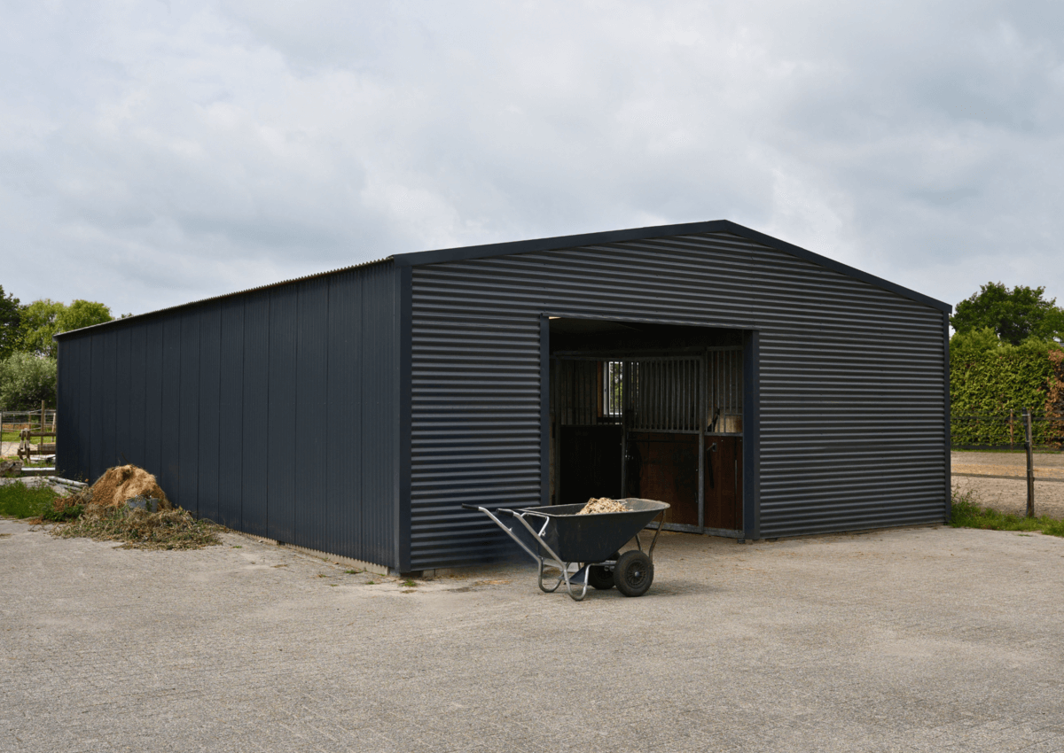 3043 - J8_2.6 - Antraciet Jawiniloods uitgevoerd als paardenstal