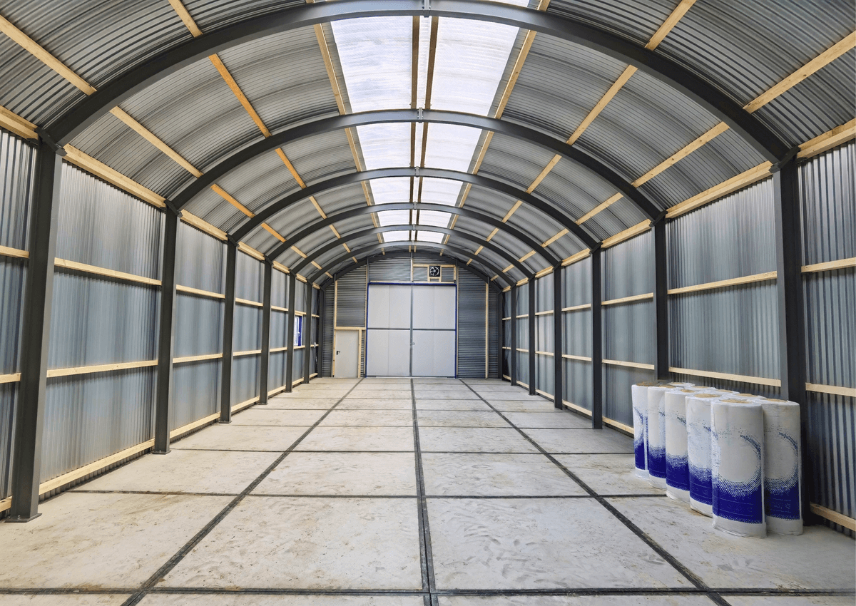 3051 - V8 - Innenseite eines Varianthalle mit Schiebetüren