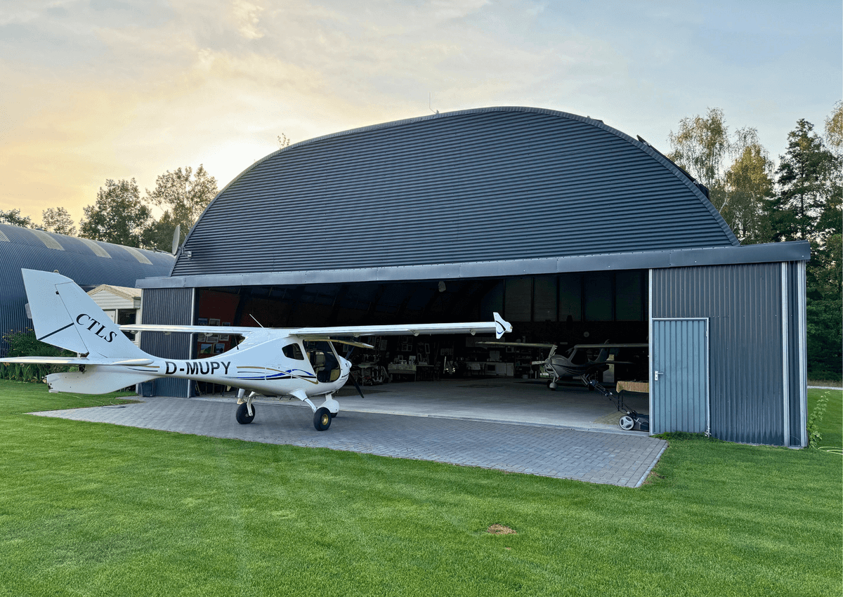 3052 - R15 - Vliegtuighangaar