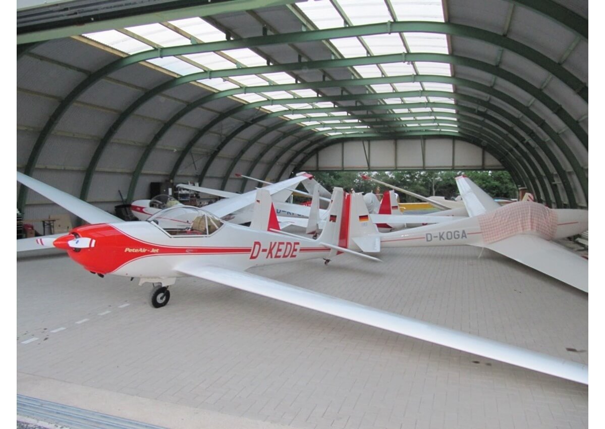 8915 - R17 - Hangar for gliders