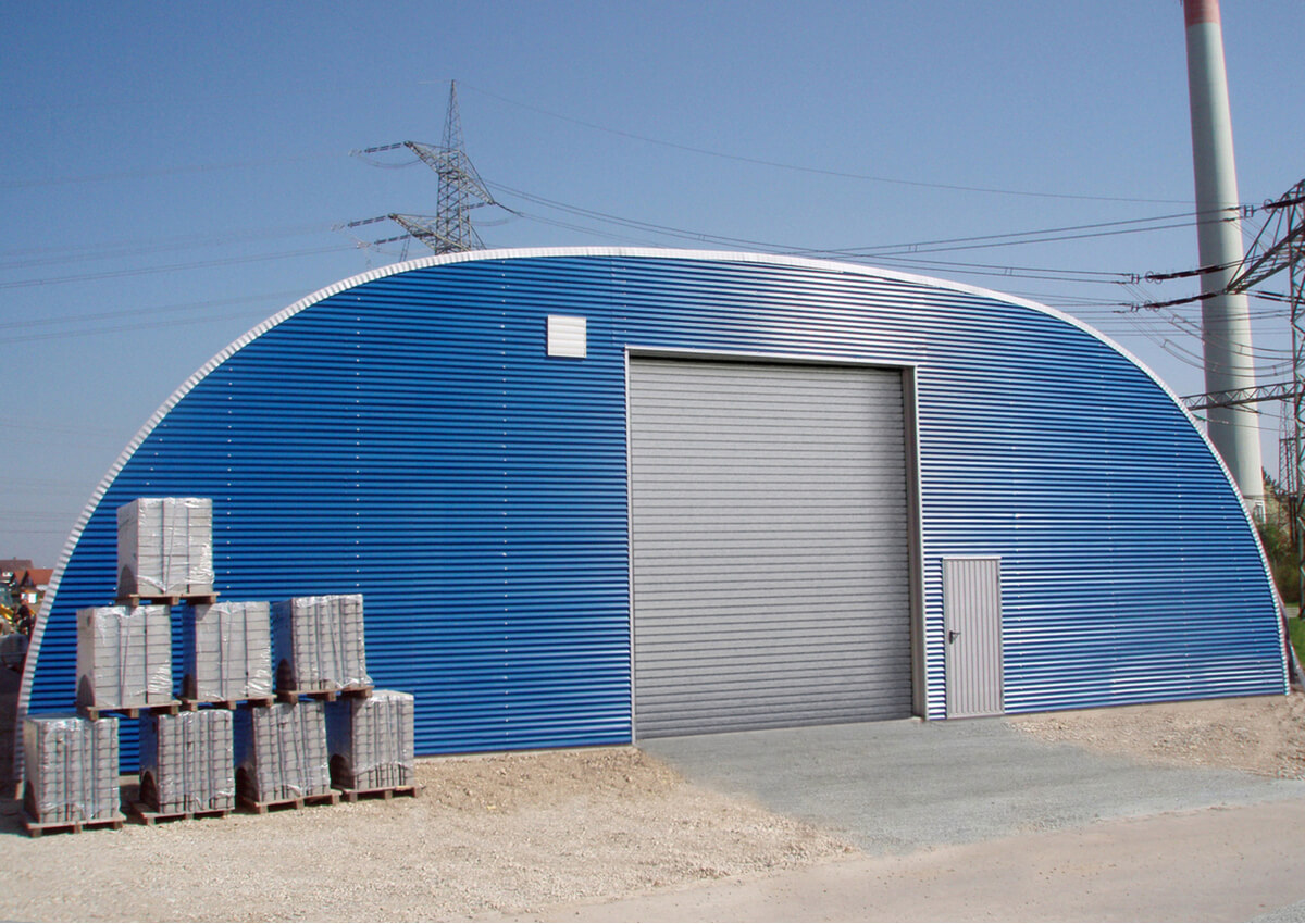 8916 - R17 - Storage shed with roller shutter door