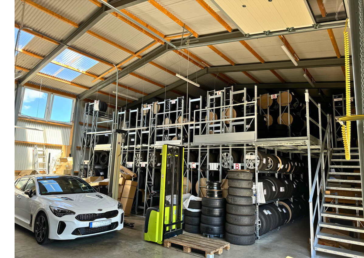 8305 - J12_5.0 - Garage met bandenopslag
