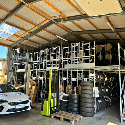 8305 - J12_5.0 - Garage met bandenopslag