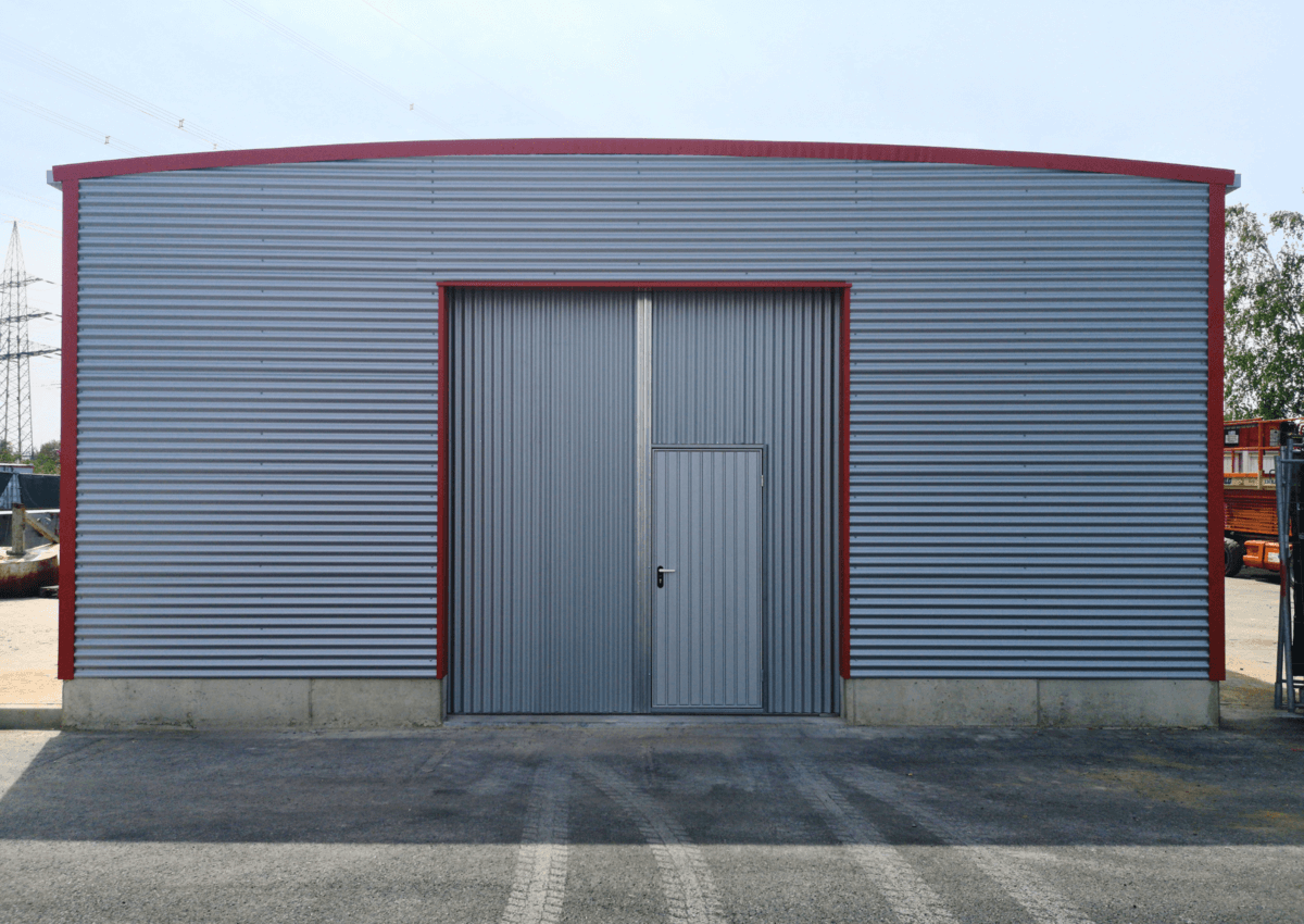 2070 - P8 - Voorzijde van een Variant+ opslagloods bij een station