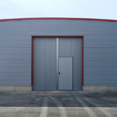 2070 - P8 - Voorzijde van een Variant+ opslagloods bij een station