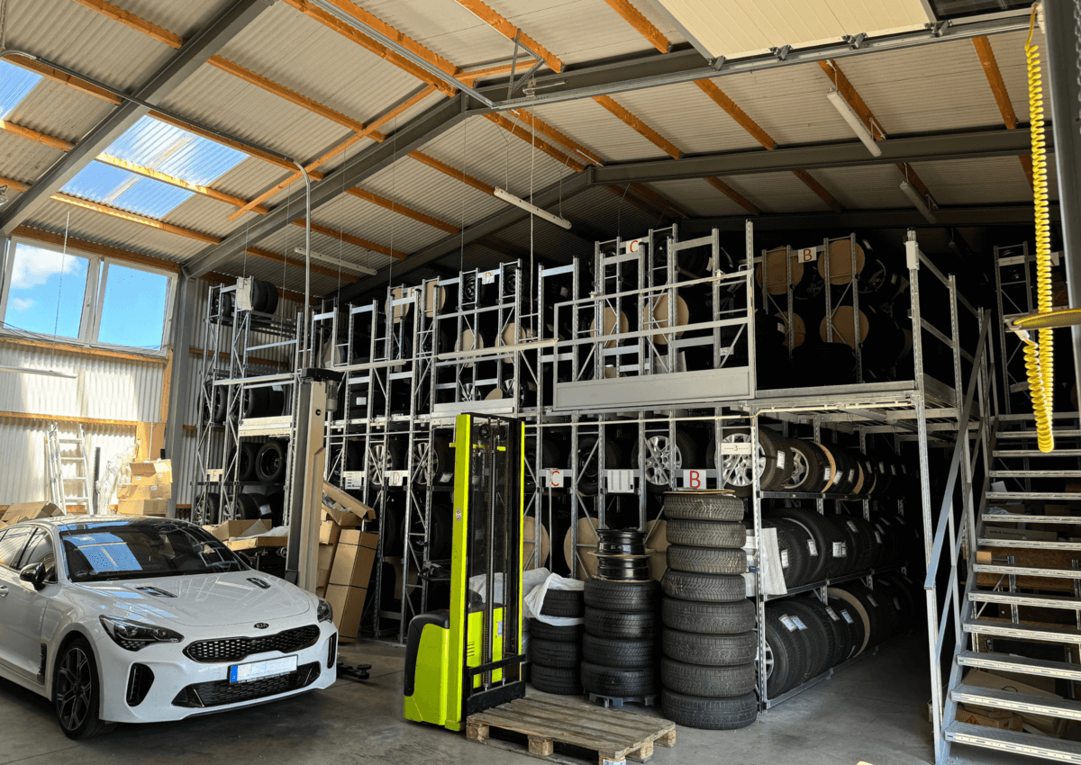 3016 - J12_5.0 - Autogarage met bandenopslag in een Jawini loods