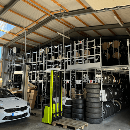 3016 - J12_5.0 - Autogarage met bandenopslag in een Jawini loods