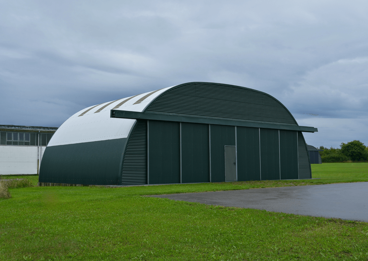 3018 - R15 - Vliegtuighangaar met onze grote hangaardeuren