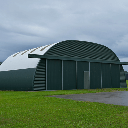 3018 - R15 - Vliegtuighangaar met onze grote hangaardeuren