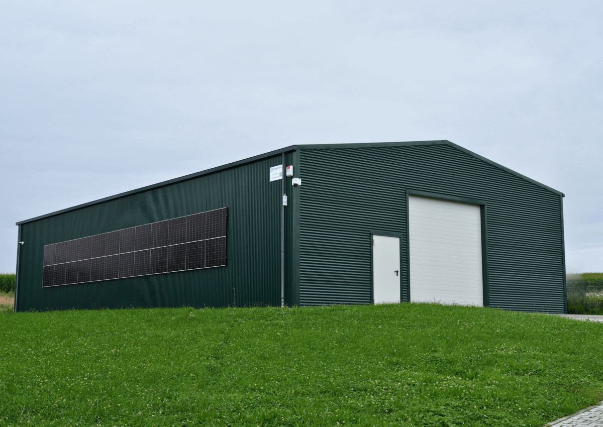 3023 - J12_4.2 - Groene Jawini loods met zonnepanelen op de zijwand