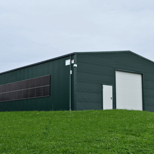 3023 - J12_4.2 - Groene Jawini loods met zonnepanelen op de zijwand