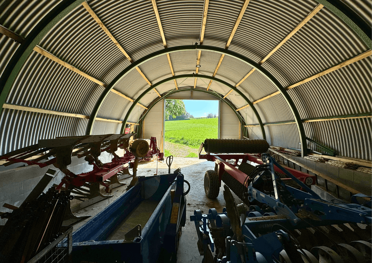 3027 - R8 - Opslag voor landbouwmachines