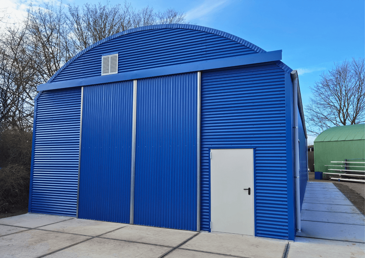 3032 - V8 - Werkstatt in einem blauen Varianthalle