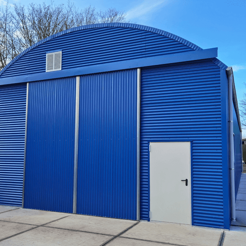 3032 - V8 - Werkstatt in einem blauen Varianthalle