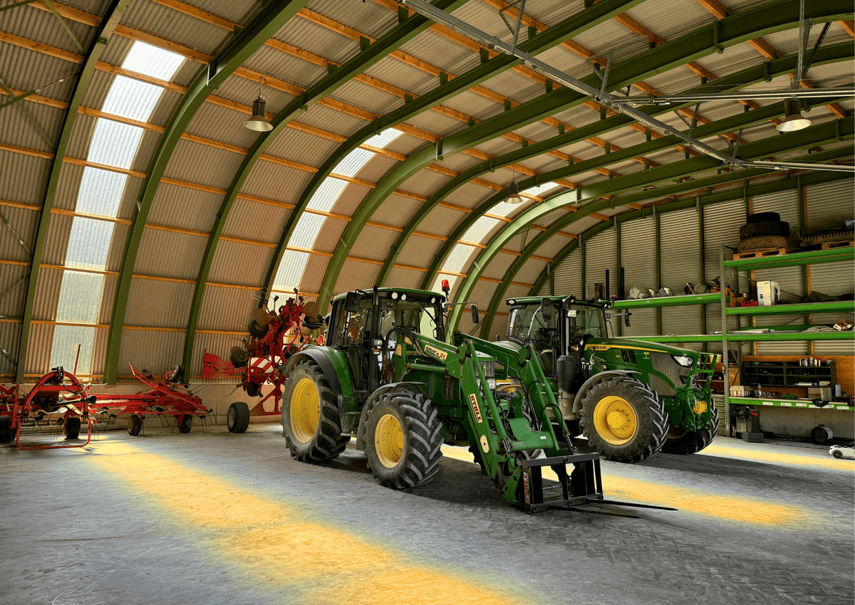 3036 - R17 - Landbouwvoertuigen in een Romneyloods