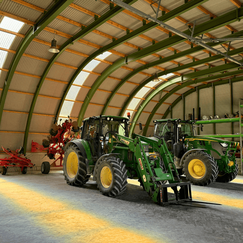 3036 - R17 - Landbouwvoertuigen in een Romneyloods