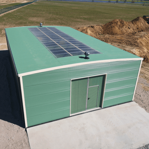 3037 - P9 - Opslagloods met resedagroene beplating en licht ivoren zetwerk